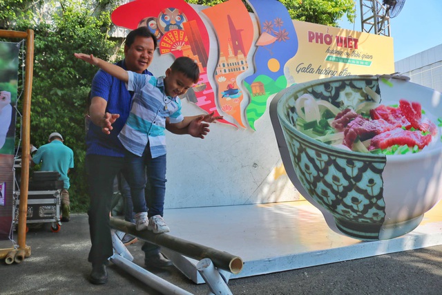 Cùng đưa hương vị phở bay xa theo thời gian - Ảnh 4.