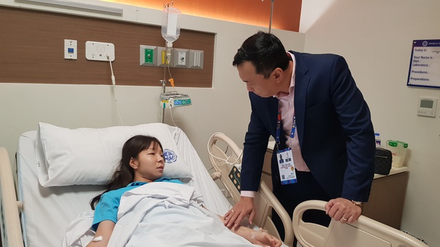 Kiệt sức sau trận đấu với Thái Lan, Hồng Nhung phải đi cấp cứu - Ảnh 1.