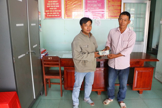 Anh thợ mộc Vĩnh Long trả 38 triệu đồng cho người đánh rơi - Ảnh 1.