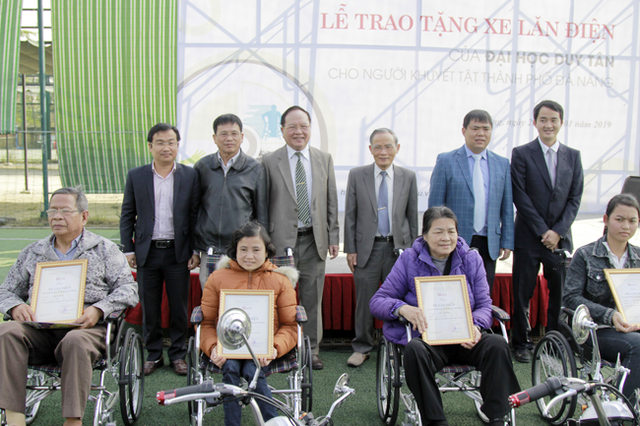 ĐH Duy Tân chế tạo xe lăn điện cho người khuyết tật Đà Nẵng - Ảnh 1.