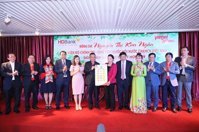 Chủ tịch Quốc hội thăm, chúc Tết HDBank, Vietjet - Ảnh 2. Chủ tịch Quốc hội thăm, chúc Tết HDBank, Vietjet - Ảnh 2.