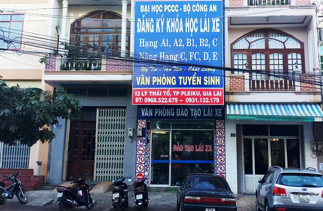 Trung tá công an ký văn bản chui tiếp nhận hồ sơ đào tạo lái xe - Ảnh 1.