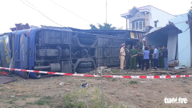 Vụ lật xe khách ở Khánh Hòa: Gãy xương sườn nhưng tôi tìm vợ trước tiên - Ảnh 5. Vụ lật xe khách ở Khánh Hòa: Gãy xương sườn nhưng tôi tìm vợ trước tiên - Ảnh 5.