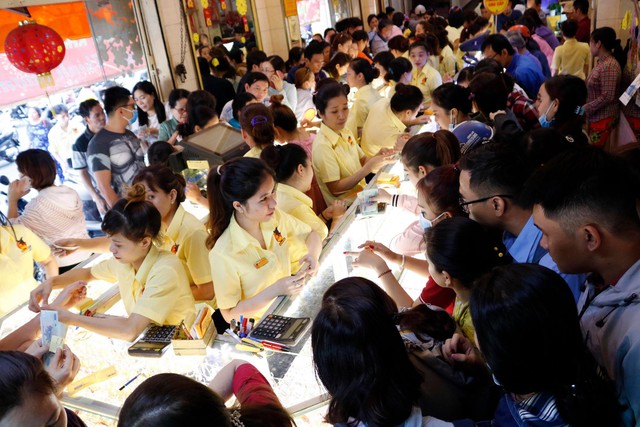 TP.HCM: người mua vàng đông nhưng lượng hàng dồi dào, giá ổn định - Ảnh 5. TP.HCM: người mua vàng đông nhưng lượng hàng dồi dào, giá ổn định - Ảnh 5.