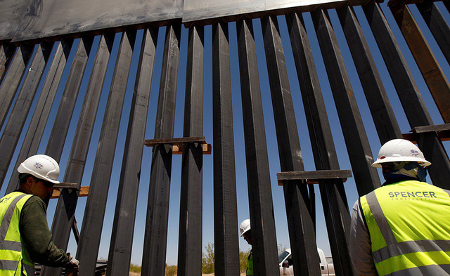 Ông Trump lấy đâu ra 8 tỉ USD để xây tường biên giới? - Ảnh 1.