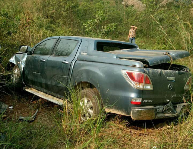 Liên tiếp 2 ôtô mất lái, lật ngang trên cao tốc Nội Bài - Lào Cai - Ảnh 1.