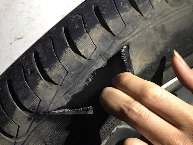 Ôtô va đá vỡ hộp số, gãy càng, rách lốp... trên đường cao tốc - Ảnh 5. Ôtô va đá vỡ hộp số, gãy càng, rách lốp... trên đường cao tốc - Ảnh 5.