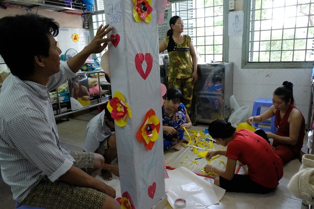 Phụ huynh trang trí phòng bệnh, tri ân y bác sĩ - Ảnh 4.