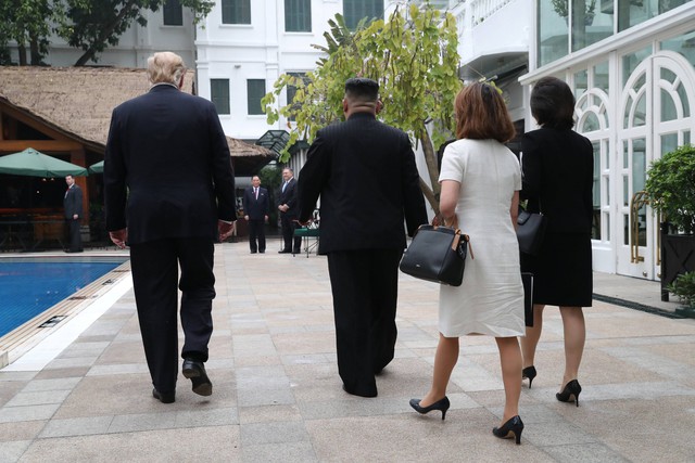 Ông Trump và ông Kim đi dạo trong khách sạn Metropole - Ảnh 4. Ông Trump và ông Kim đi dạo trong khách sạn Metropole - Ảnh 4.