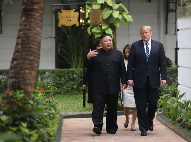 Ông Trump và ông Kim đi dạo trong khách sạn Metropole - Ảnh 2. Ông Trump và ông Kim đi dạo trong khách sạn Metropole - Ảnh 2.