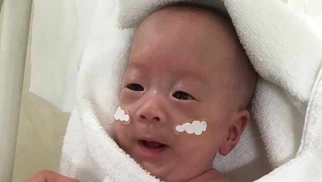 Bé trai nhỏ nhất thế giới xuất viện khỏe mạnh - Ảnh 1.