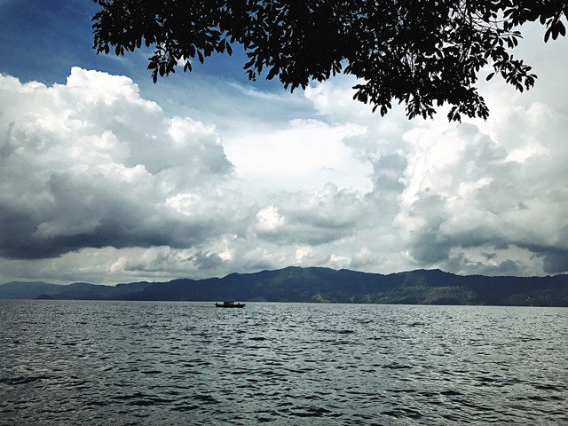 Hồ Toba có gì mà mở hẳn sân bay đón khách? - Ảnh 1.