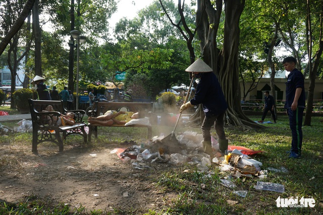 Hoa tết trưa 30 giảm giá hơn phân nửa - Ảnh 10. Hoa tết trưa 30 giảm giá hơn phân nửa - Ảnh 10.