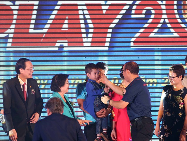 Giải thưởng Fair Play 2018: Quang Hải, Bùi Tiến Dũng, Văn Hậu, Hà Đức Chinh - Ảnh 4. Giải thưởng Fair Play 2018: Quang Hải, Bùi Tiến Dũng, Văn Hậu, Hà Đức Chinh - Ảnh 4.