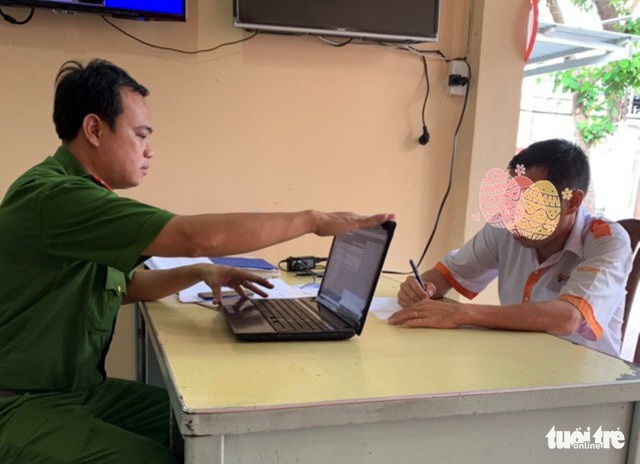 Tiểu bậy, hai tài xế taxi bị phạt hai triệu đồng - Ảnh 2. Tiểu bậy, hai tài xế taxi bị phạt hai triệu đồng - Ảnh 2.