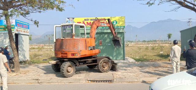 Đà Nẵng ra quân tháo dỡ kiôt bất động sản tự phát - Ảnh 1.