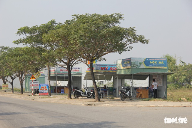 Đà Nẵng ra quân tháo dỡ kiôt bất động sản tự phát - Ảnh 2.