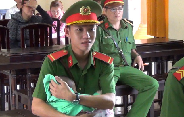 Hạ sĩ cảnh sát 18 tuổi bồng con giúp bị cáo tại toà - Ảnh 1.