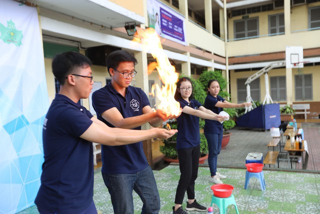 Bày bán xà bông từ tái chế dầu ăn của học sinh lớp 11 ở TP.HCM - Ảnh 2.