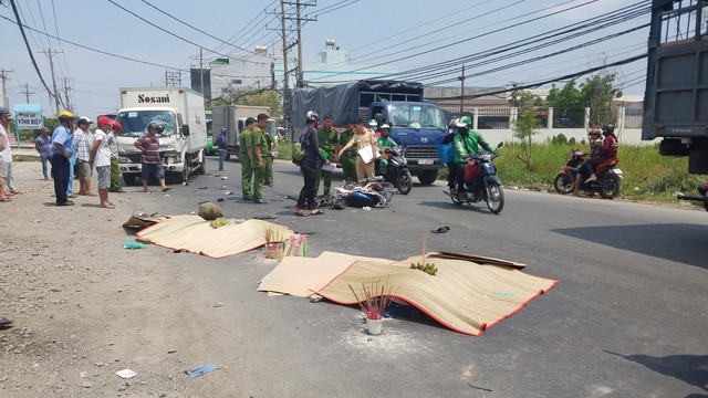 Va chạm xe tải, đôi vợ chồng mới cưới tử vong - Ảnh 1.
