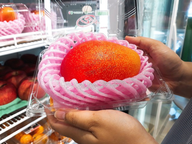 Xoài mặt trời, trái cây ngoại hơn triệu đồng/kg vẫn đắt hàng - Ảnh 2. Xoài mặt trời, trái cây ngoại hơn triệu đồng/kg vẫn đắt hàng - Ảnh 2.