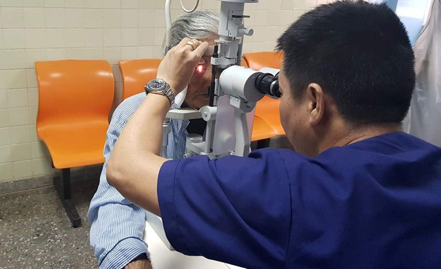 Cho gà ăn, một cụ bà bị gà mổ vỡ nhãn cầu - Ảnh 1.