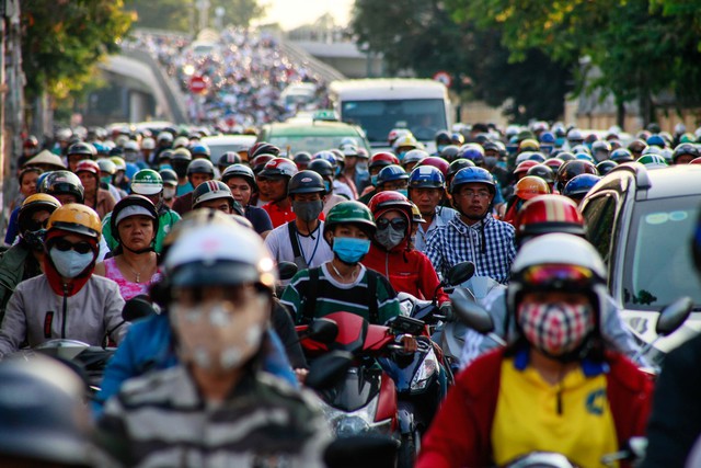 Giờ cao điểm, hai làn đường thành một ở Nguyễn Thái Sơn - Ảnh 3.