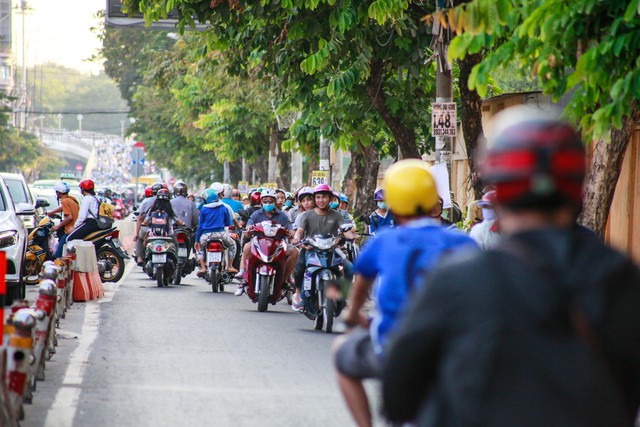 Giờ cao điểm, hai làn đường thành một ở Nguyễn Thái Sơn - Ảnh 6.