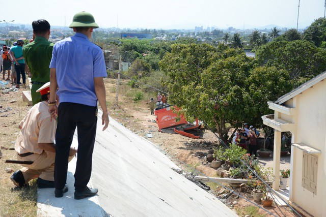 Vụ xe khách lao vực: tài xế đã chết, du khách Hàn Quốc đang cấp cứu - Ảnh 2.