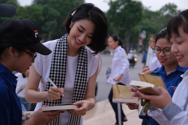 Thắp lửa tri thức đến người trẻ nơi khó khăn nhất - Ảnh 8. Thắp lửa tri thức đến người trẻ nơi khó khăn nhất - Ảnh 8.