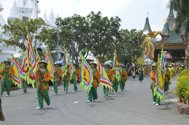 Nghỉ lễ Giỗ Tổ Hùng Vương: Rồng rắn xếp hàng mua thực phẩm, khu vui chơi kín chỗ - Ảnh 2. Nghỉ lễ Giỗ Tổ Hùng Vương: Rồng rắn xếp hàng mua thực phẩm, khu vui chơi kín chỗ - Ảnh 2.