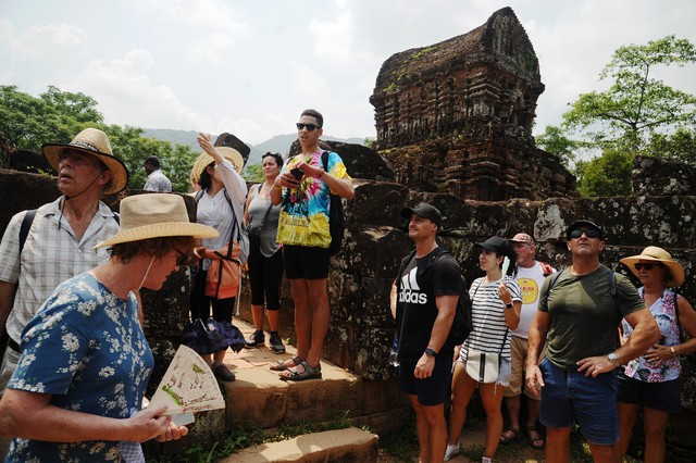 Nghỉ lễ Giỗ Tổ Hùng Vương: Rồng rắn xếp hàng mua thực phẩm, khu vui chơi kín chỗ - Ảnh 4. Nghỉ lễ Giỗ Tổ Hùng Vương: Rồng rắn xếp hàng mua thực phẩm, khu vui chơi kín chỗ - Ảnh 4.