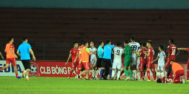 Khi cả trọng tài và CLB cùng sai - Ảnh 1.