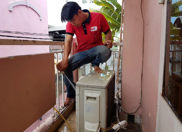 Chùm ảnh người TP.HCM đối phó với nắng nóng - Ảnh 6. Chùm ảnh người TP.HCM đối phó với nắng nóng - Ảnh 6.