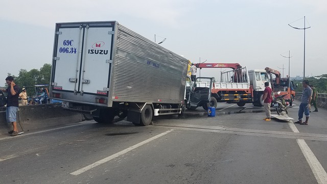 Xe tải húc đuôi xe cẩu, 2 tài xế tử vong - Ảnh 2.