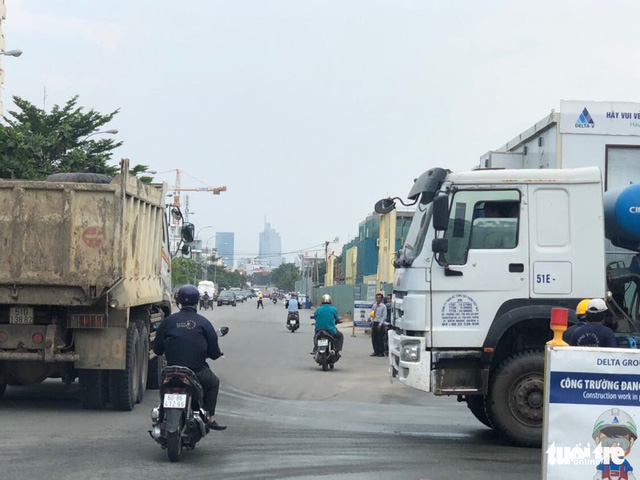 Lãnh đạo quận 2 đã hứa, xe ben vẫn chạy vào giờ cấm - Ảnh 3.