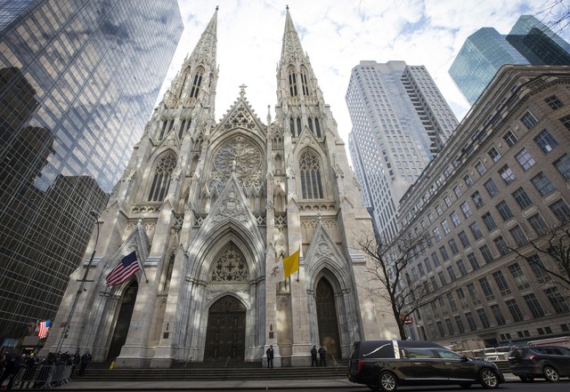 Một thầy giáo xách 2 thùng xăng, hộp quẹt vào nhà thờ nổi tiếng ở New York - Ảnh 1.
