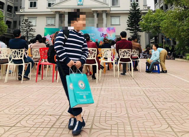 Nghĩ gì từ con đường đến trường gập ghềnh của bé Bo?! - Ảnh 1.