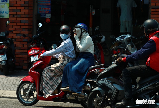 Huế, Đà Nẵng nắng rát mặt, dân tìm mọi cách trốn nắng - Ảnh 5.