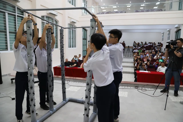 180 học sinh lớp 10 mời cha mẹ, thầy cô đầu tư kinh doanh trong trường - Ảnh 2. 180 học sinh lớp 10 mời cha mẹ, thầy cô đầu tư kinh doanh trong trường - Ảnh 2.