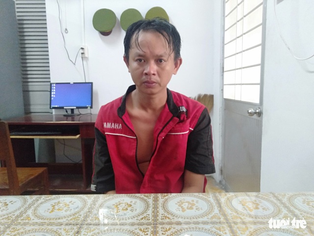 Cướp tiệm vàng bất thành, cố thủ yêu cầu công an che mặt mình khi áp giải - Ảnh 3. Cướp tiệm vàng bất thành, cố thủ yêu cầu công an che mặt mình khi áp giải - Ảnh 3.