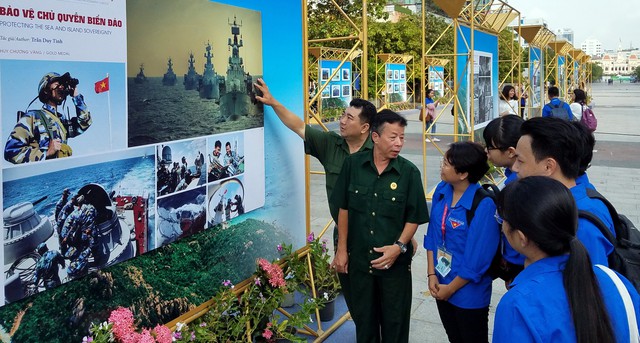 Ảnh biển đảo đẹp đến ngỡ ngàng trên phố đi bộ Nguyễn Huệ - Ảnh 6.