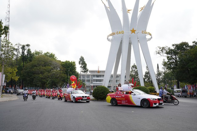 Vietjet ‘diễu hành’ tại Cần Thơ, chào 5 đường bay mới - Ảnh 2. Vietjet ‘diễu hành’ tại Cần Thơ, chào 5 đường bay mới - Ảnh 2.