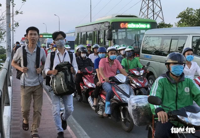 Các cửa ngõ TP.HCM bắt đầu ken cứng dòng người đi chơi lễ - Ảnh 3.