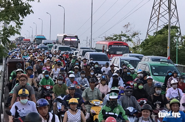 Các cửa ngõ TP.HCM bắt đầu ken cứng dòng người đi chơi lễ - Ảnh 2.