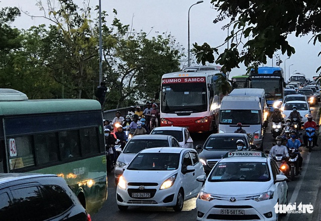 Các cửa ngõ TP.HCM bắt đầu ken cứng dòng người đi chơi lễ - Ảnh 5.