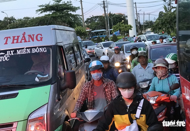 Các cửa ngõ TP.HCM bắt đầu ken cứng dòng người đi chơi lễ - Ảnh 6.