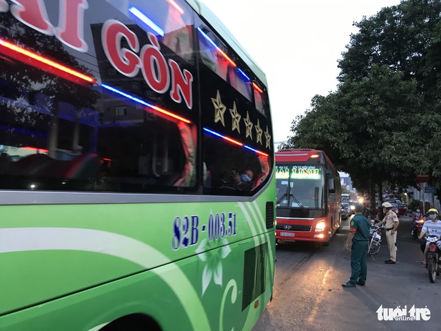 Các cửa ngõ TP.HCM bắt đầu ken cứng dòng người đi chơi lễ - Ảnh 4.