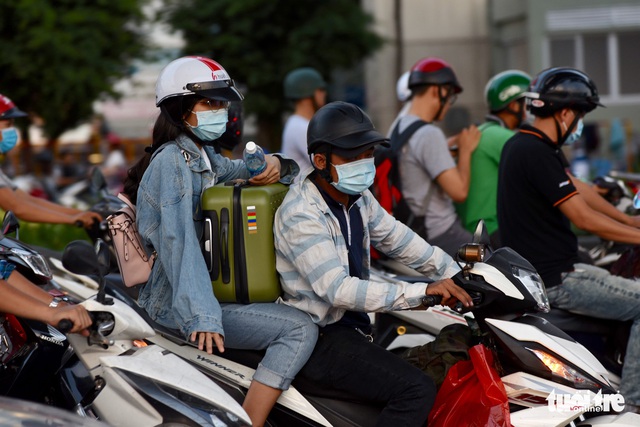 Các cửa ngõ TP.HCM bắt đầu ken cứng dòng người đi chơi lễ - Ảnh 8.