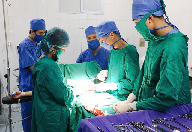Cứu sống mẹ con sản phụ uống hết 2/3 lọ thuốc sâu tự tử - Ảnh 1.